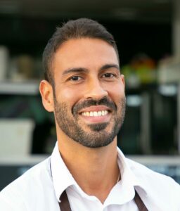 Homme souriant en chemise blanche