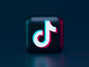 Logo 3D de TikTok avec un design moderne sur fond sombre.