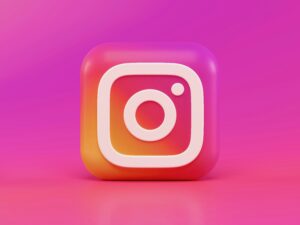 Logo 3D d'Instagram avec un dégradé de couleurs chaudes sur un fond assorti.