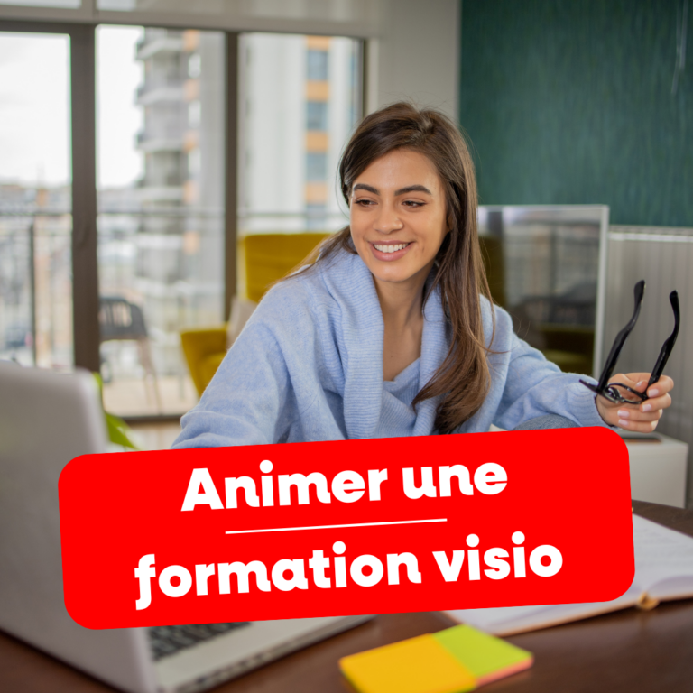 Femme animant une formation en visioconférence avec un ordinateur portable dans un espace moderne.