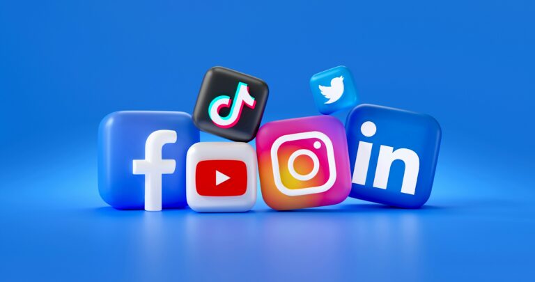 Logos de réseaux sociaux populaires comme Facebook, Instagram, TikTok, YouTube, LinkedIn et Twitter sur fond bleu, symbolisant l'importance du social media dans le marketing digital, le community management et les stratégies de communication digitale.