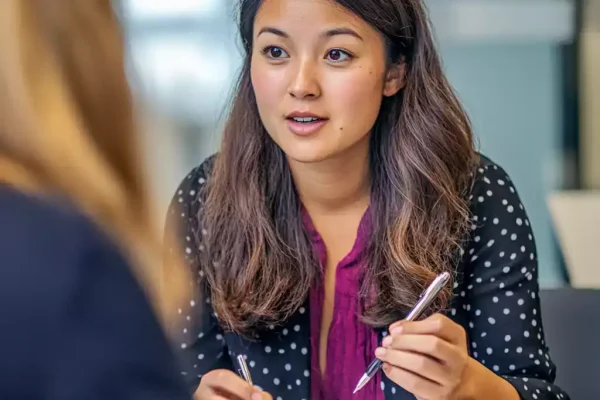 Manager recueillant les besoins de formation des salariés lors d'un entretien professionnel